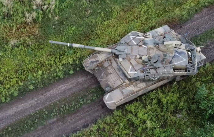 Т-90М в зоне проведения СВО. Исходя из букв на броне, принадлежит группировке войск "Восток". Фото: <!--noindex--><a href="https://pikabu.ru/story/devyanostyiy_v_komandirovke_ili_kak_t90_v_konfliktakh_uchavstvoval_14187241?u=http%3A%2F%2Ftsn24.ru&t=tsn24.ru&h=6c02725555d3c14beeb21782b7761f42cefb198b" title="http://tsn24.ru" target="_blank" rel="nofollow noopener">tsn24.ru</a><!--/noindex-->.