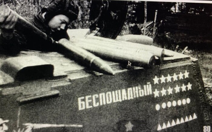 Башня "Беспощадного" с множеством отметок. Кто на башне со снарядами - неизвестно. Фото: <!--noindex--><a href="https://pikabu.ru/story/imennyie_tanki_i_prochaya_tekhnika_rkka_vremyon_vtoroy_mirovoy_14188828?u=http%3A%2F%2Fsvmihalkov.ru&t=svmihalkov.ru&h=6bae2a381553c7179b5b7703ada0de4f1e72fec4" title="http://svmihalkov.ru" target="_blank" rel="nofollow noopener">svmihalkov.ru</a><!--/noindex-->.