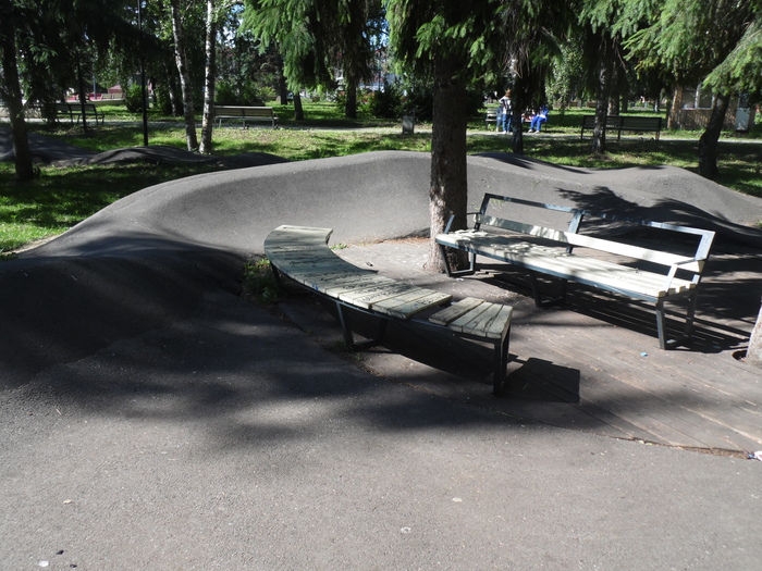 Бугульма, скамейки для экстремалов внутри дорожки для трюков на велосипедах и самокатах.