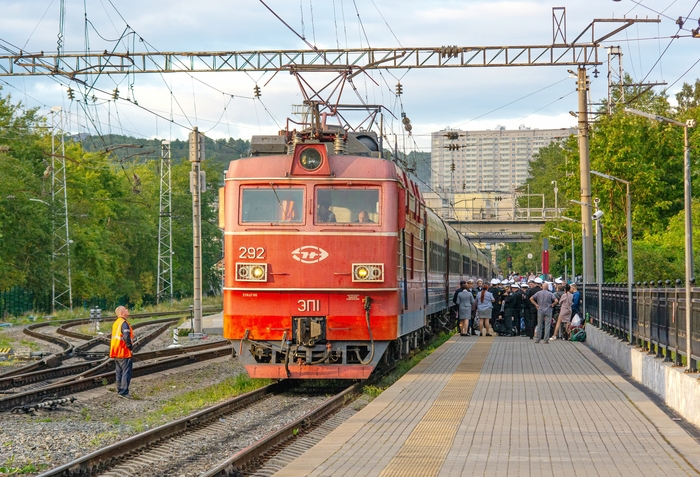 Электровоз ЭПI-292 с пассажирским поездом Мурманск-Санкт-Петербург на станции Мурманск-Пассажирский. Дата: 31.08.2019
