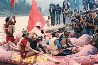 Response to the post The raging Yangtze River in the Tiger Leaping Gorge (southwest China) - Short videos, Vertical video, With sound, Video, Nature, Yangtze, China, Gorge, Asia, River, Flow, Spectators, Tourist places, Travels, Туристы, Element, Swirling, Reply to post, Longpost