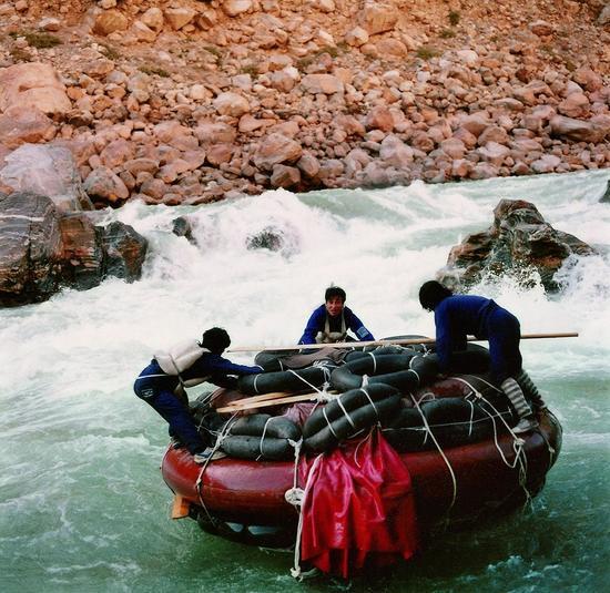 Response to the post The raging Yangtze River in the Tiger Leaping Gorge (southwest China) - Short videos, Vertical video, With sound, Video, Nature, Yangtze, China, Gorge, Asia, River, Flow, Spectators, Tourist places, Travels, Туристы, Element, Swirling, Reply to post, Longpost