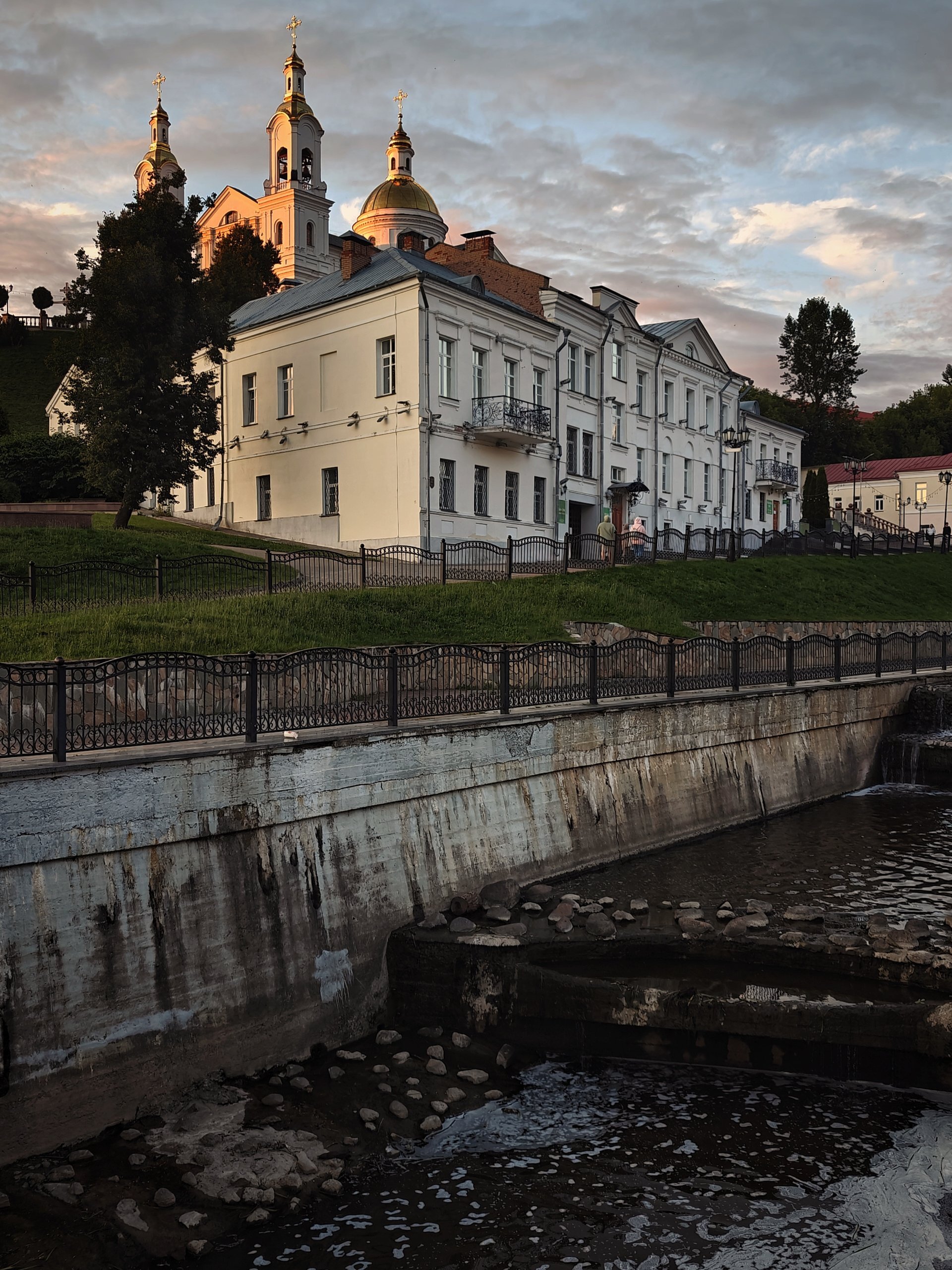 The Holy Spirit Monastery and the Assumption Cathedral in Vitebsk - Series Cities, My, The photo, Travels, Republic of Belarus, Vitebsk, Town, Mobile photography, sights, City walk, Church, Architecture