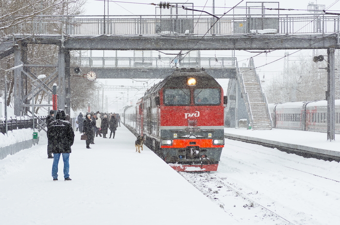 Тепловоз 2ТЭ116У-328 с пассажирским поездом Москва - Мурманк прибывает на станцию Мурманск-Пассажирский. Дата: 25.03.2018