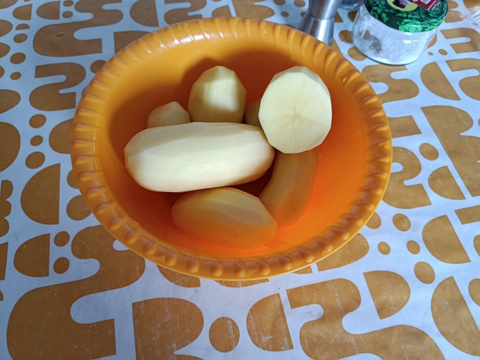 Картошка без кожуры.