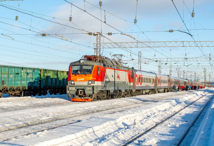 Электровоз ЭП20-044 с пассажирским поездом Мурманск - Санкт-Петербург станция Полярные Зори Мурманской области. Дата: 23.02.2019