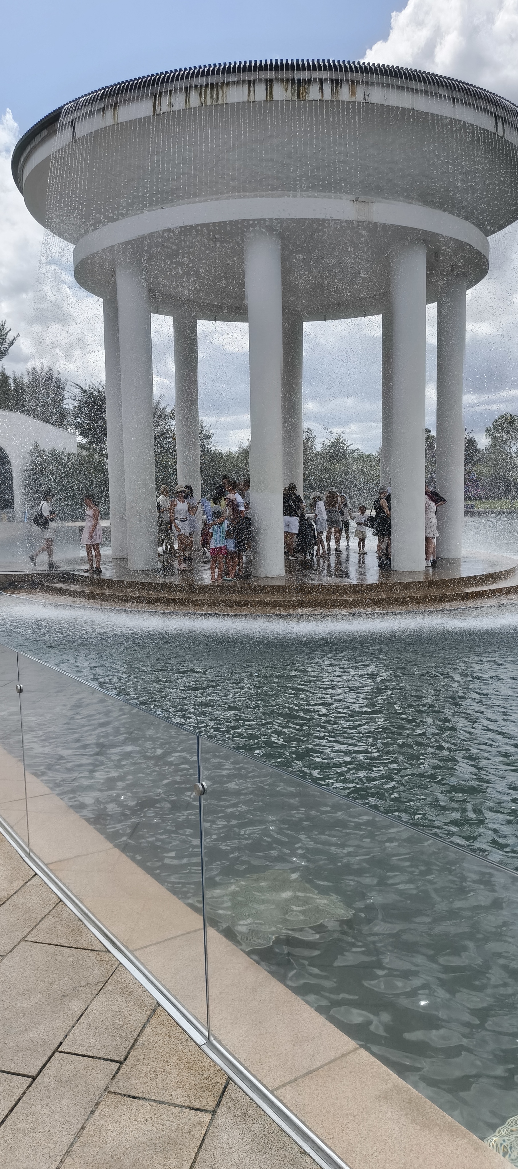 A rotunda with a lake in Cloud Park in Krasnodar. - Series Krasnodar, My, Calmness, Krasnodar, Joy, Краснодарский Край, Good mood, Mood, beauty, Happiness, Nature, Walk, sights, Town, City walk, Lake, Video, Vertical video, Short videos, Longpost