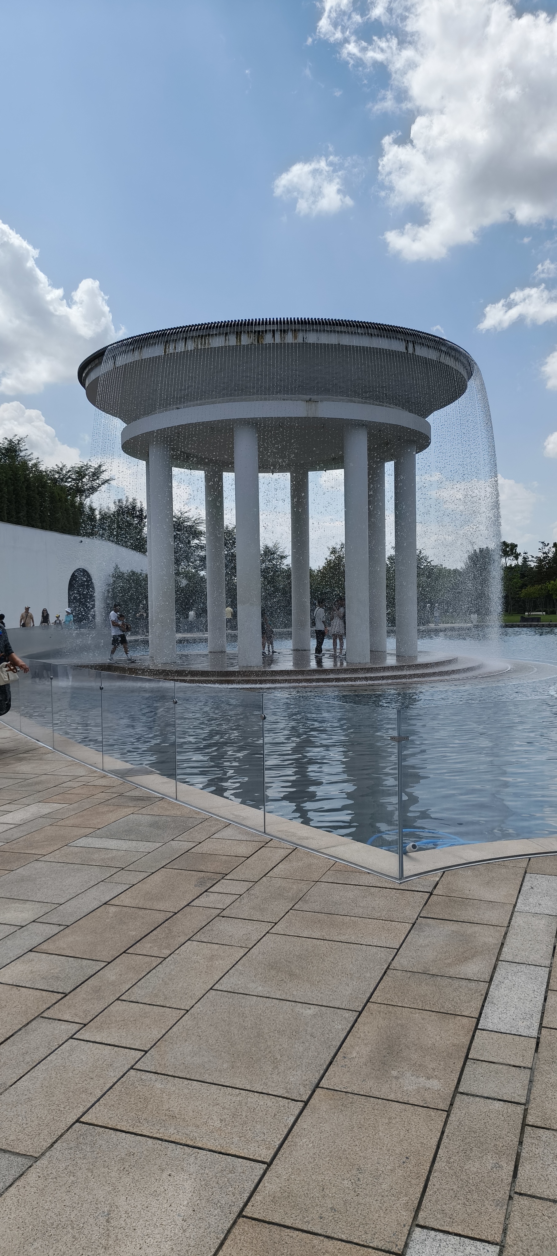 A rotunda with a lake in Cloud Park in Krasnodar. - Series Krasnodar, My, Calmness, Krasnodar, Joy, Краснодарский Край, Good mood, Mood, beauty, Happiness, Nature, Walk, sights, Town, City walk, Lake, Video, Vertical video, Short videos, Longpost