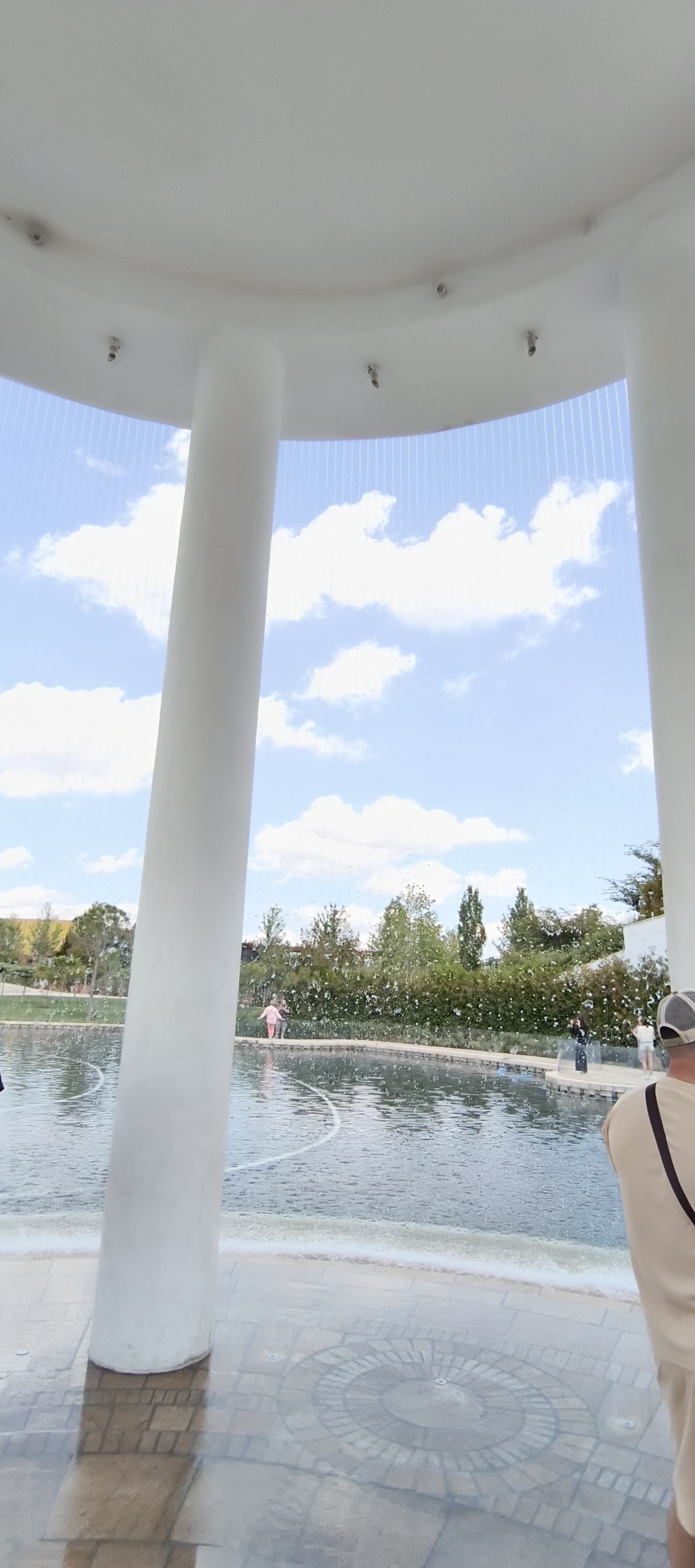 A rotunda with a lake in Cloud Park in Krasnodar. - Series Krasnodar, My, Calmness, Krasnodar, Joy, Краснодарский Край, Good mood, Mood, beauty, Happiness, Nature, Walk, sights, Town, City walk, Lake, Video, Vertical video, Short videos, Longpost