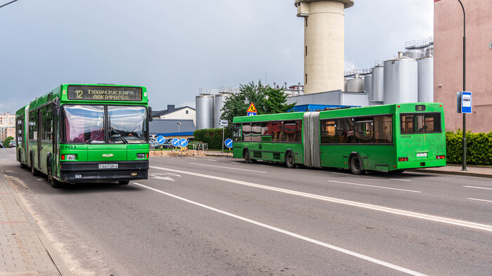 Два МАЗ-105.065, следующих по 12 маршруту: №020433 (АА 7126-4) и №020388 (АА 4313-4). Снято на фоне Лидского бровара (того самого, где делают Пиво Лидское и Квас Лидский)
