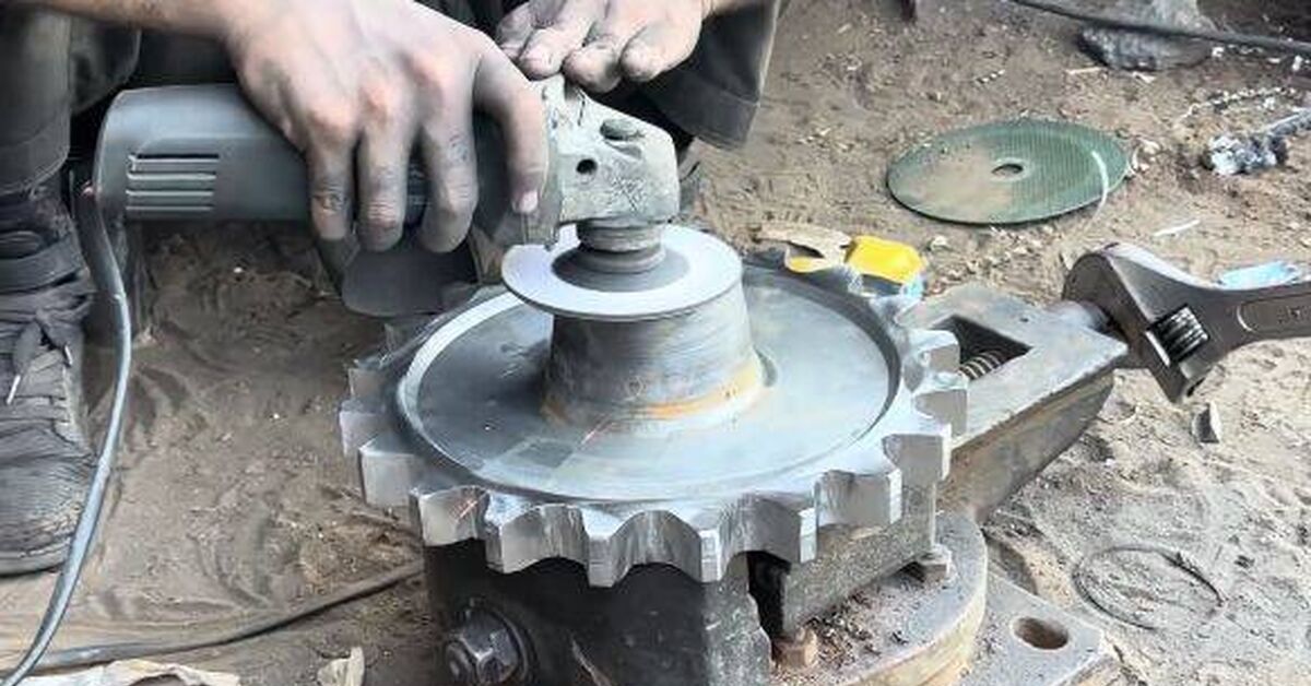 Disposable people make disposable components. Pakistan. Stone Age. - Pakistan, Production, Process, Lathe, Turning machine, Car service, Machine, Pakistanis, Welding, Manufacturing, Rukozhop, Pakistani Technology, Repair of equipment, Technologies, How is it done, Video, Rutube