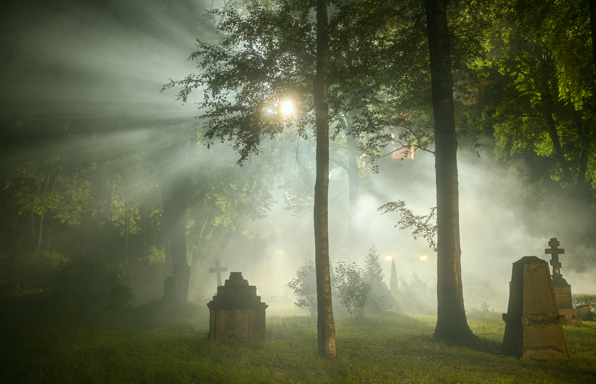 Night at the cemetery - My, The photo, Photographer, Beautiful view, Nikon, Night, Light, dawn, Cemetery, Fog, Sun rays, beauty