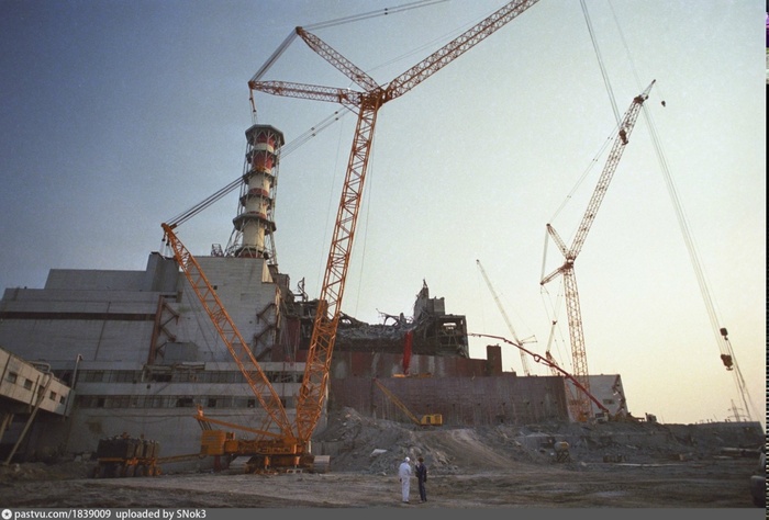 На переднем плане — Demag CC 4800. <a href="https://ria.ru/20120424/633545560.html?utm_medium=organic&utm_source=yandexsmartcamera" target="_blank" rel="nofollow noopener">Источник фото</a>