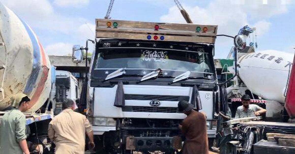 A new concrete mixer truck made from an old bus. Pakistani auto industry - Pakistan, Repair of equipment, Auto repair, Car service, Rukozhop, Pakistani Technology, Spare parts, Breaking, Auto, Truck, Engine, Bus, Pakistanis, Automotive industry, Technics, Repair, Video, Rutube