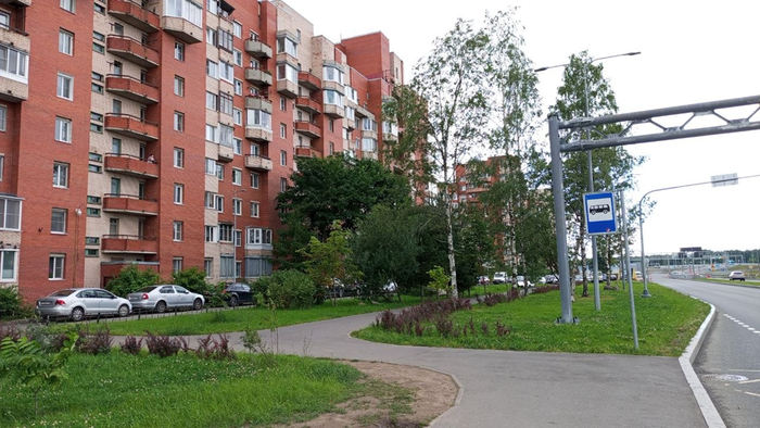 Если едете автобусом №101 или №101Э, выходить нужно здесь — на остановке «Кронштадтское шоссе, 34».