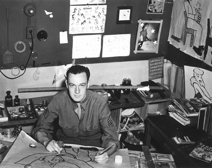 Сержант Стэнли Либер (Стэн Ли) за работой над армейским плакатом, период 1942–1945 гг. Фото: U.S. Army / National Archives