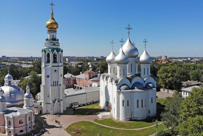 Софийский собор — пятиглавый на переднем плане.