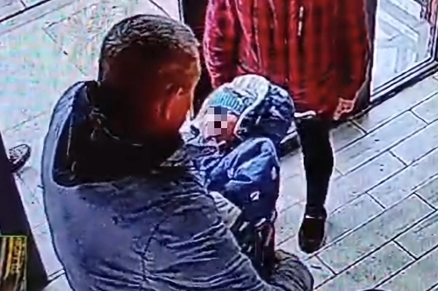 Убитый горем отец кричал и плакал, когда увидел мёртвого сына. Фото: <a href="https://pikabu.ru/story/chto_tyi_dura_sdelala_osuzhdena_mat_gulyavshaya_s_myortvyim_syinom_v_kolyaske_14234637?u=https%3A%2F%2Faif.ru%2F&t=%D0%BA%D0%B0%D0%B4%D1%80%20%D0%B2%D0%B8%D0%B4%D0%B5%D0%BE&h=6d98fadc51eb12a5aea97477f034c87f7d12deb5" title="https://aif.ru/" target="_blank" rel="nofollow noopener">кадр видео</a>