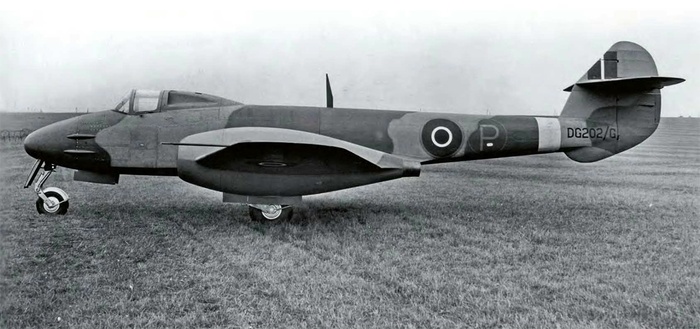 Первый прототип истребителя Gloster Meteor (DG202). Буква «/G» в его регистрационном обозначении указывала на то, что самолёт должен постоянно находиться под охраной.