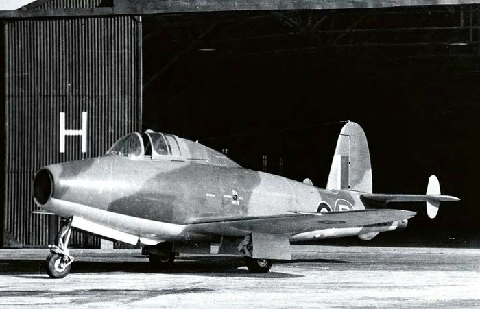 W4041, окрашенный в камуфляж и оснащённый вспомогательными килями, стоит перед одним из ангаров Королевского авиационного исследовательского центра в Фарнборо.