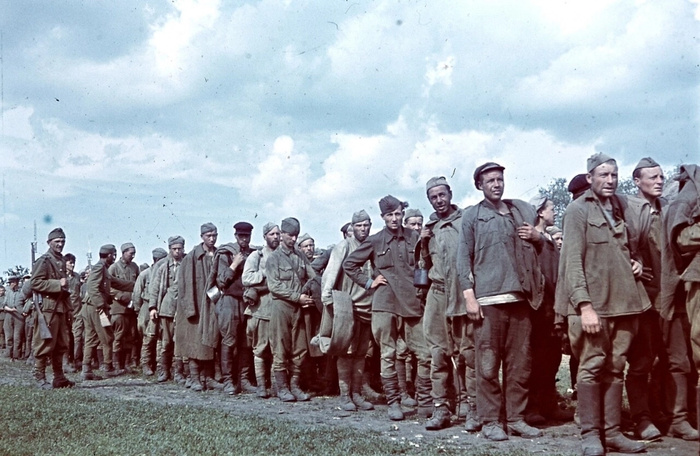 Советские военнослужащие в немецком плену, 1942 год Фото: <a href="https://pikabu.ru/story/novyiy_front_dlya_stalina_kak_predatel_bessonov_vyisluzhivalsya_pered_nemtsami_14243257?u=https%3A%2F%2Fru.wikipedia.org%2Fwiki%2F%25D0%2597%25D0%25B0%25D0%25B3%25D0%25BB%25D0%25B0%25D0%25B2%25D0%25BD%25D0%25B0%25D1%258F_%25D1%2581%25D1%2582%25D1%2580%25D0%25B0%25D0%25BD%25D0%25B8%25D1%2586%25D0%25B0&t=ru.wikipedia.org&h=bbf5f980f6d8175288369f5b72c2b0691831a4e6" title="https://ru.wikipedia.org/wiki/%D0%97%D0%B0%D0%B3%D0%BB%D0%B0%D0%B2%D0%BD%D0%B0%D1%8F_%D1%81%D1%82%D1..." target="_blank" rel="nofollow noopener">ru.wikipedia.org</a>