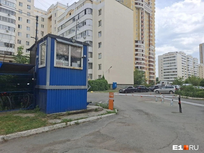 Когда-то в доме была и охрана, но после многочисленных жалоб в ЧОП отказались обслуживать здание Источник: Елена Аносова / <!--noindex--><a href="https://pikabu.ru/story/prodayut_kvartiryi_lish_byi_ne_imet_s_nim_dela_v_ekaterinburge_byivshiy_moshennik_derzhit_v_strakhe_tselyiy_dom_14250482?u=http%3A%2F%2FE1.RU&t=E1.RU&h=d14cb2f4849bc246a517d6332b909846dc263a36" title="http://E1.RU" target="_blank" rel="nofollow noopener">E1.RU</a><!--/noindex-->