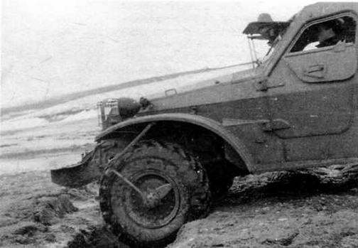 БТР-152В во время испытаний по преодолению траншей. Конкретно эту он, возможно, проехал. Но если чуть расширить, то машина без вариантов сядет на днище