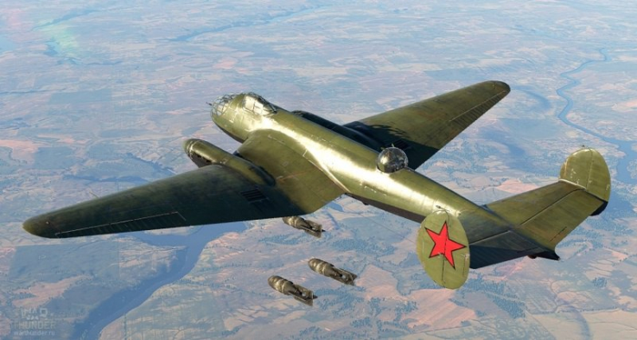 Бомбардировщик Ер-2 сбрасывает бомбы на цель