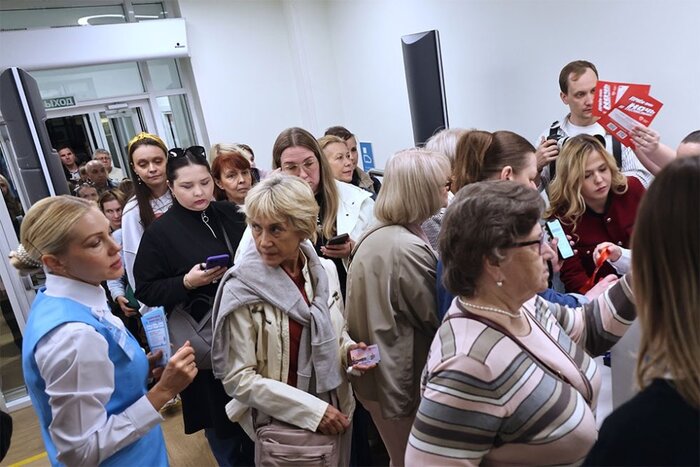 Последний пациент ушел, как оказалось, в два часа ночи. Аплодировали ему все сотрудники стоя