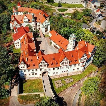 Между ними — глубокий ров (Halsgraben), который в 1681 году разделил не только здания, но и наследство: две ветви рода Шёнбургов жили здесь как два разных двора.