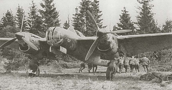 СБ после возвращения из боевого вылета. Сентябрь 1941 года.