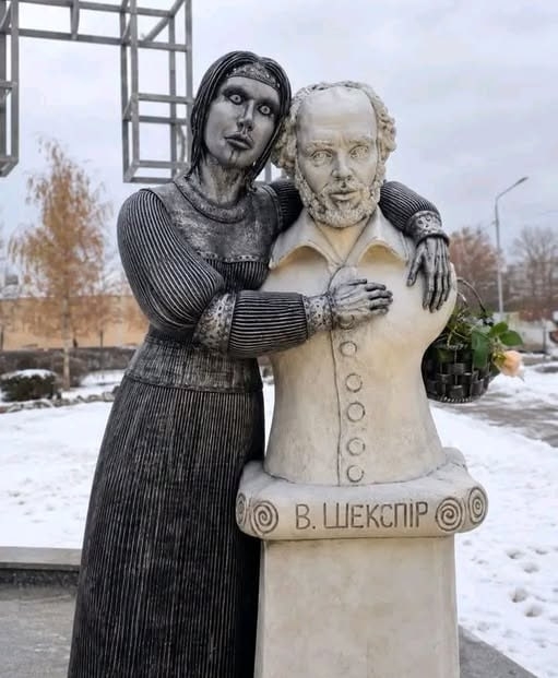 Шекспир и Алёнка смотрят на памятник Петру 1 от Шемякина