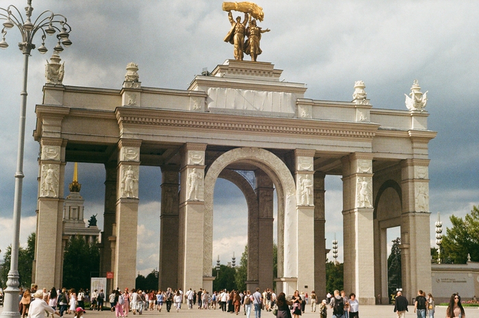 ВДНХ, главный вход. Плёнка Kodak ColorPlus 200. Зенит 122 + МС Гелиос-44М-6.