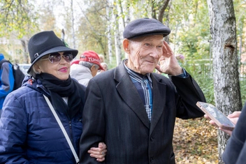 Галина Борисовна и Митрофаний не теряют оптимизма Источник: Владислав Лоншаков / <!--noindex--><a href="https://pikabu.ru/story/syin_odin_emu_ne_do_menya_kak_v_ekaterinburge_kazhdyiy_den_besplatno_kormyat_800_chelovek_14349411?u=http%3A%2F%2FE1.RU&t=E1.RU&h=d14cb2f4849bc246a517d6332b909846dc263a36" title="http://E1.RU" target="_blank" rel="nofollow noopener">E1.RU</a><!--/noindex-->