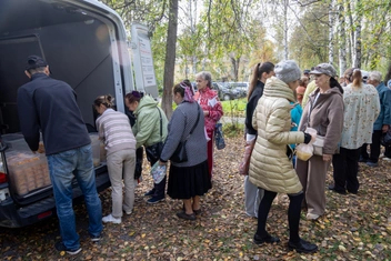 Бабушки и дедушки забирают свои обеды Источник: Владислав Лоншаков / <!--noindex--><a href="https://pikabu.ru/story/syin_odin_emu_ne_do_menya_kak_v_ekaterinburge_kazhdyiy_den_besplatno_kormyat_800_chelovek_14349411?u=http%3A%2F%2FE1.RU&t=E1.RU&h=d14cb2f4849bc246a517d6332b909846dc263a36" title="http://E1.RU" target="_blank" rel="nofollow noopener">E1.RU</a><!--/noindex-->