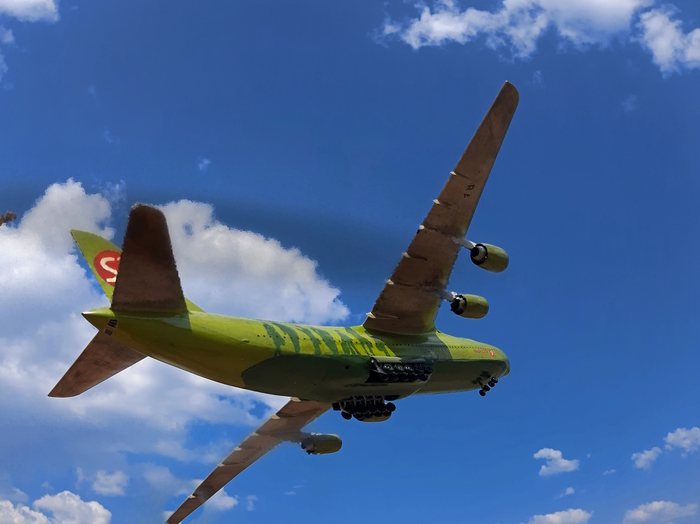 Пассажирский самолет Ан-124 Руслан S7 Airlines взлетает в аэропорту. Уникальный концепт Ан-127, зеленая ливрея Сибирь с человечками. Редкий авиа споттинг, стендовый моделизм, кастомная модель самолета, гражданский Руслан.