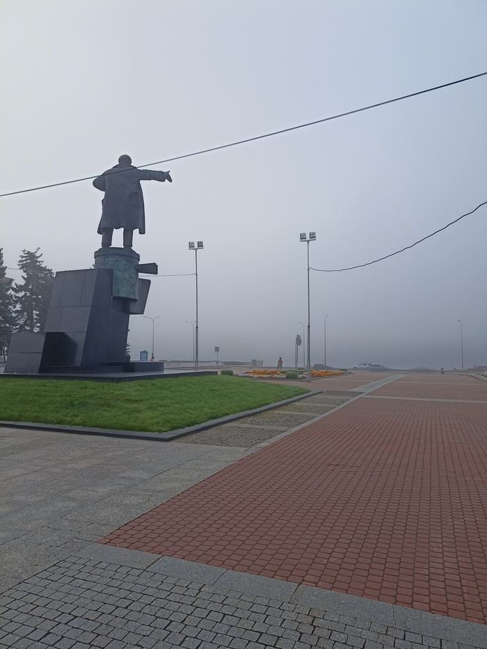 "Това'гищи! Вы только посмот'гите, какой нынче над Невой туман!"