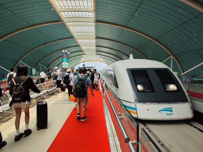 Первое время, в аэропорт ездил на авто. Но когда узнал про MAGLEV..... В общем в аэропорт, практически из центра города 8 минут на таком поезде. Поезд на магнитной подушке без машиниста. Курсирует каждые 20 минут. Скорость ограничена 300км.