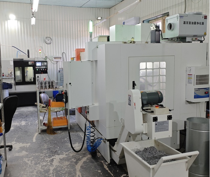 На заднем плане VMC425, а справа VMC650.