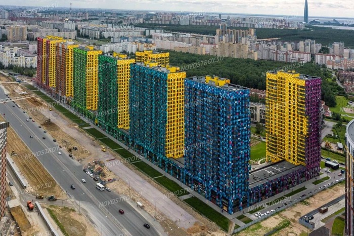 ЖК «Легенда» на Комендантском пр. в СПб. На заднем плане — Лахта-центр