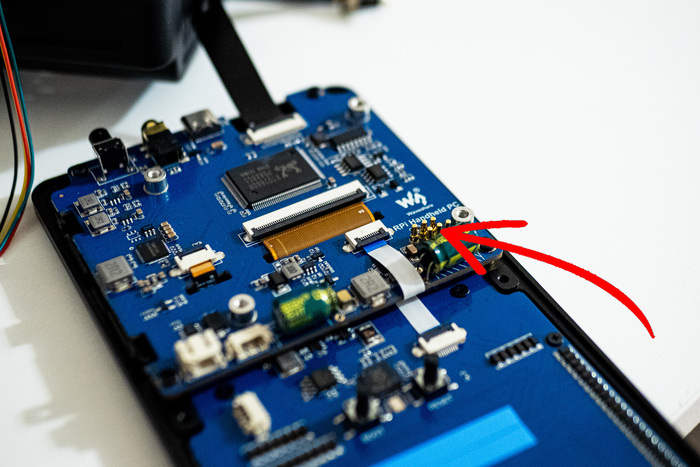 Через пины на плате подводится питание и шина i2c для работы сенсора