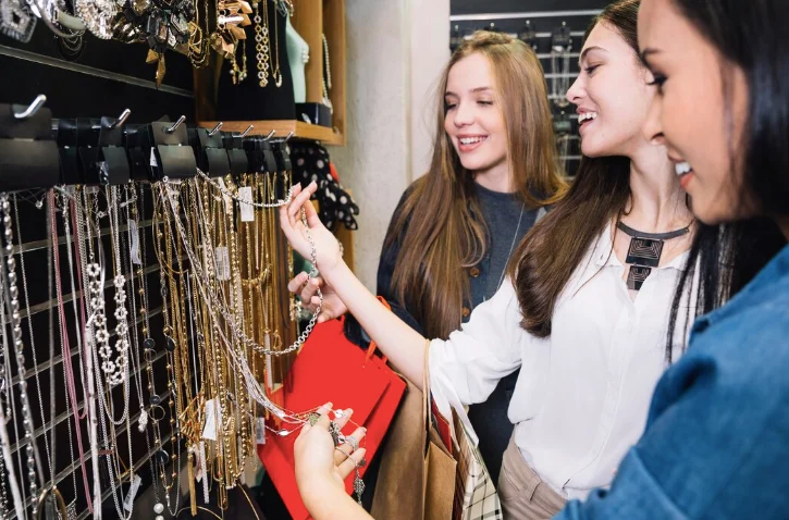 Сезонность ювелирных скидок: когда шанс купить выгодно выше