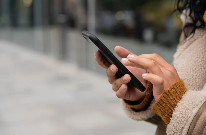 Где выгоднее купить смартфон: онлайн или офлайн